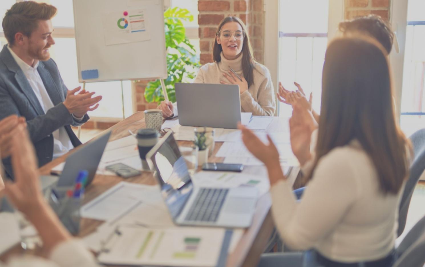 Moderne Büroumgebung mit Finanzanalyse-Tools